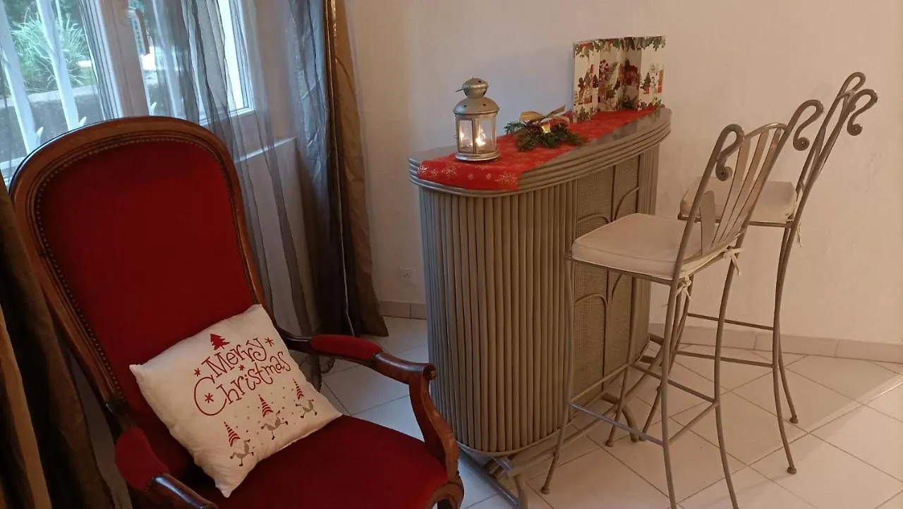 Location Rez De Maison Dans Quartier Charmant Saint-Raphaël بيت للعطل